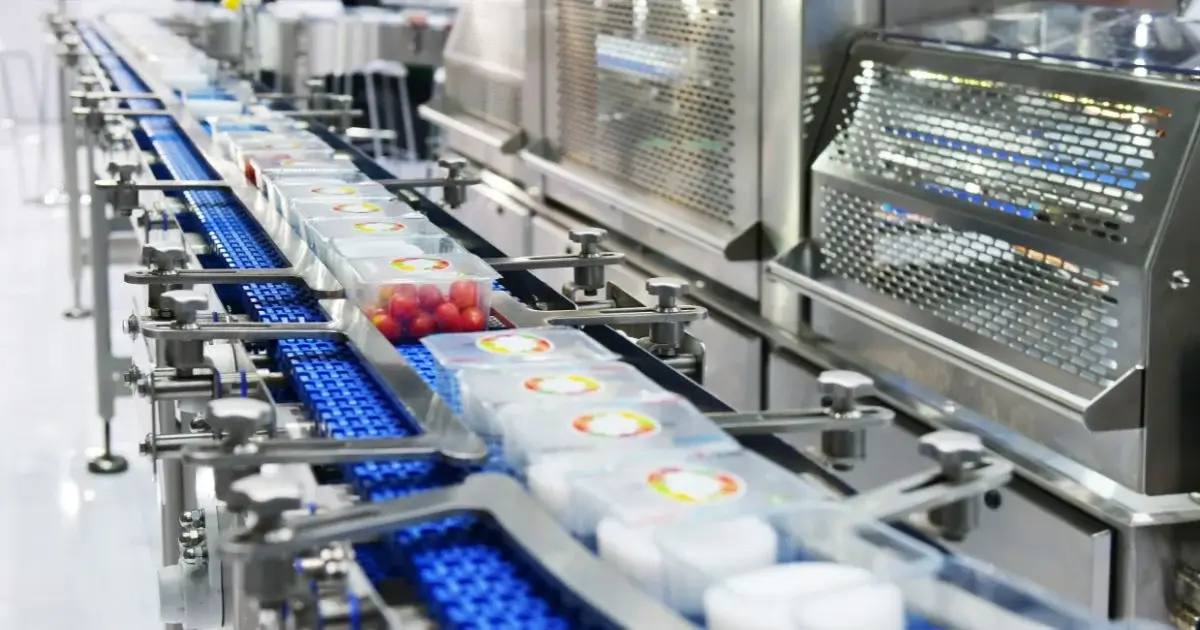 Low-pressure blower drying food containers on conveyor